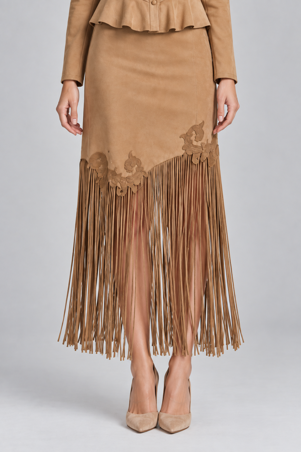 تنورة ميدي من الشامواه بلون الجمل ومزينة بشراشيب
