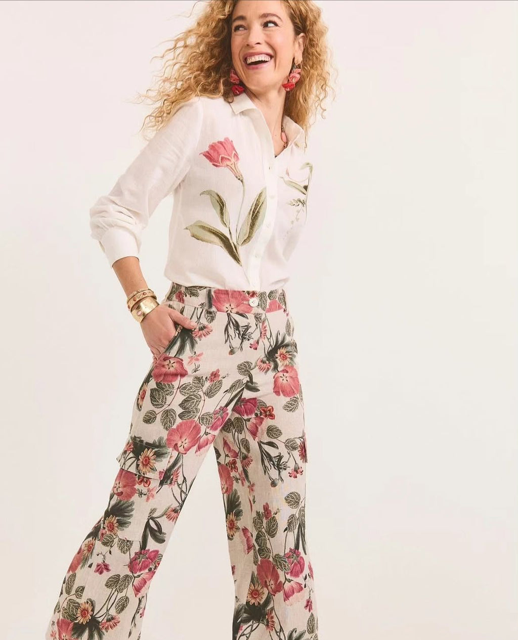 قميص أبيض مطرز بالزهور بمظهر الكتان
